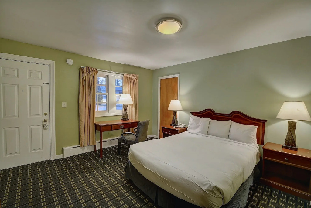 Colonial Motel