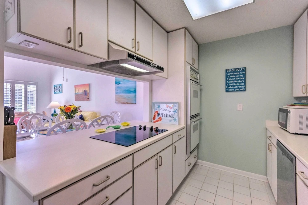 Half-Mi to Beach Access: Sunny Miramar Villa