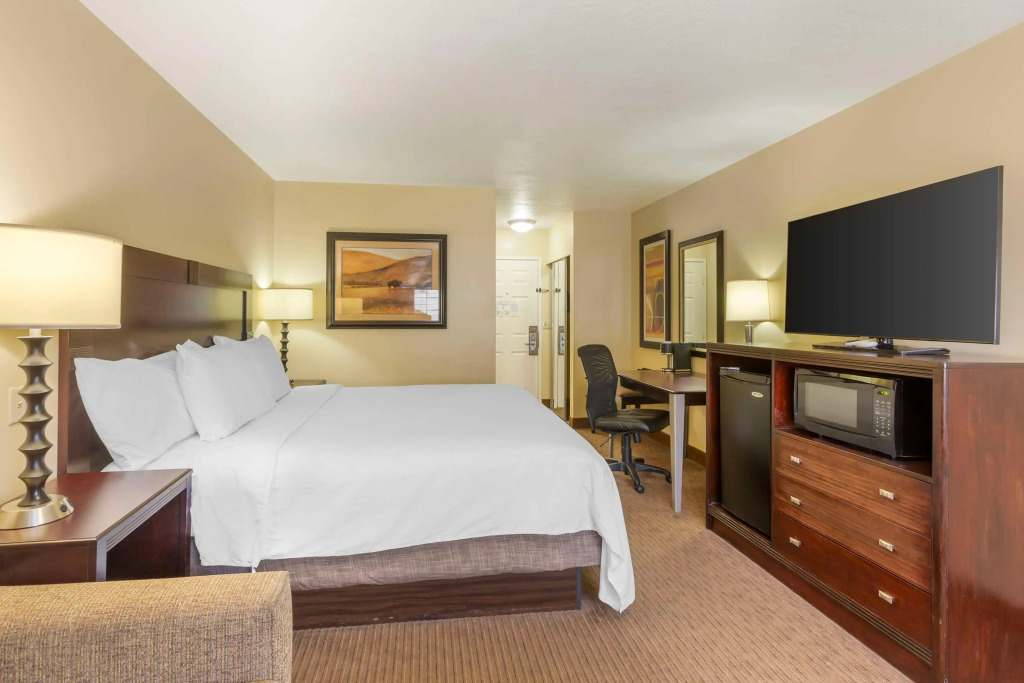 Best Western PLUS Cotton Tree Inn