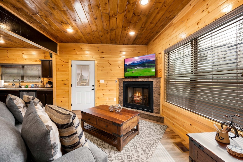 Charming New 5BR 4BA Cabin Near Dollywood