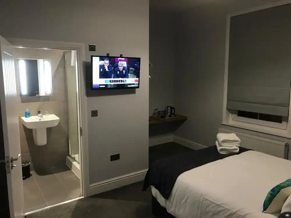 Springfield House Serviced Accommodation by Saffatel