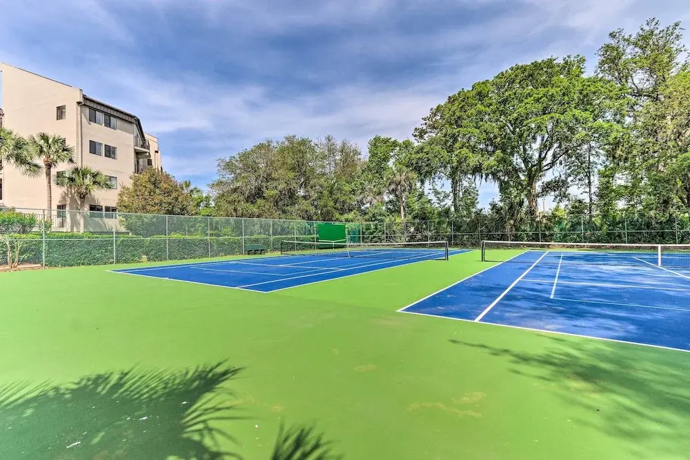 Hilton Head Island Condo w/ Pool - Walk to Beach!, Hilton Head Island