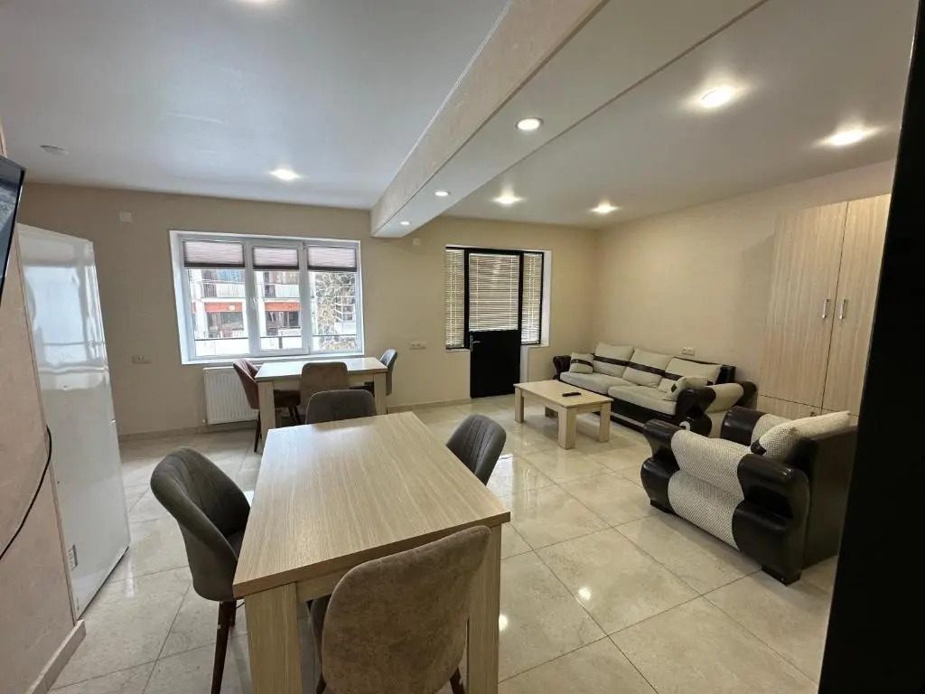 5 Bedrooms House