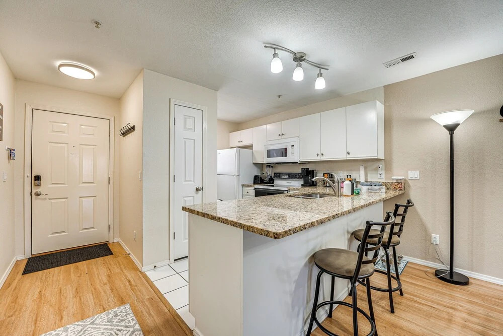 Branson Condo w/ Screened Porch: 4 Mi to Lake!