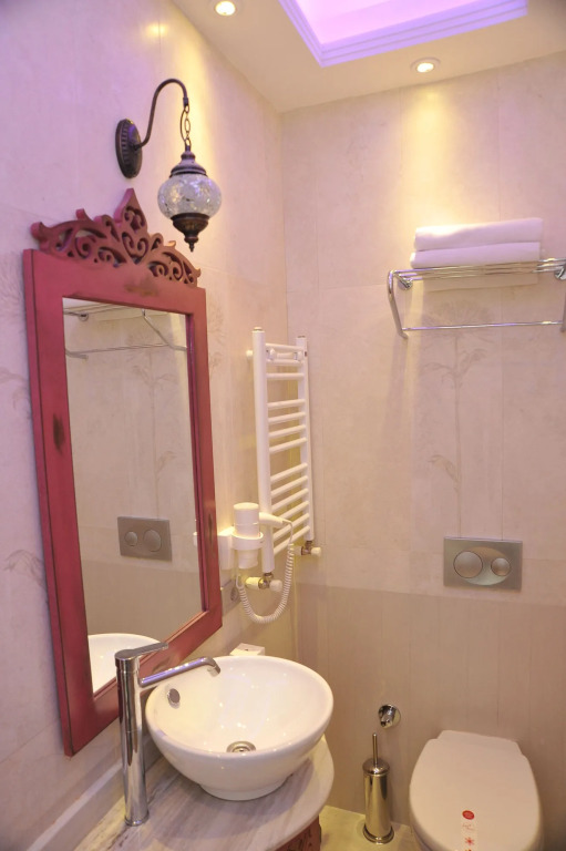 Ayna Hotel