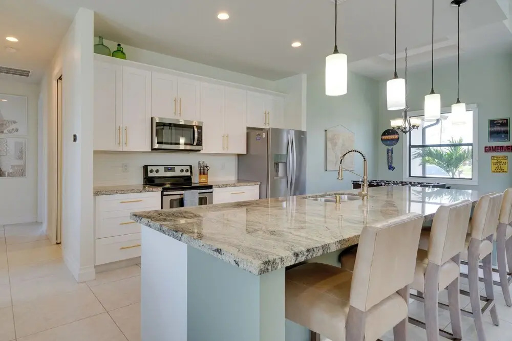 Pool & Gulf Access Canal: Chic Cape Coral Home!