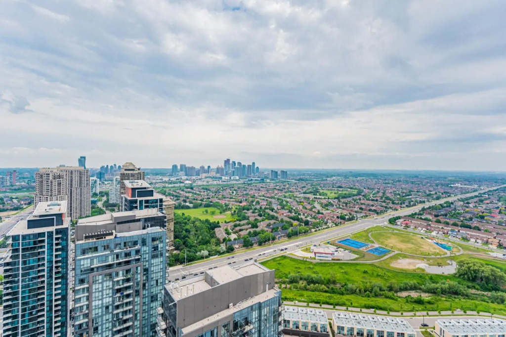 Amazing 3 Bed 4 Bath Penthouse with Roof Top Terrace close to Airport