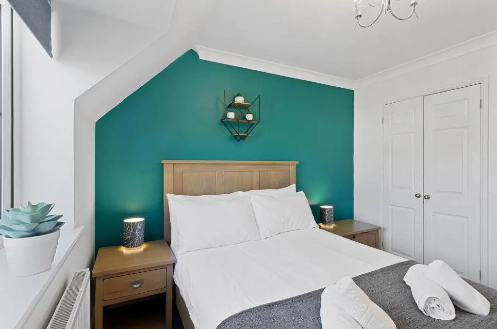 Central Townhouse with Free 2 space Parking, fast 50Mbps Wifi and Netflix, also Full Kitchen Washer and dryer with Balcony