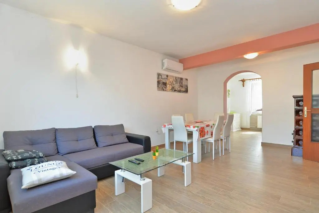 Apartments Gracijano 1724