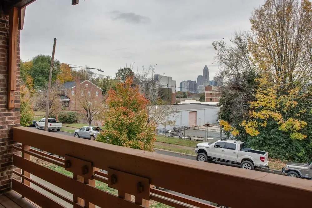 Open Concept Loft Near Uptown & Stadium