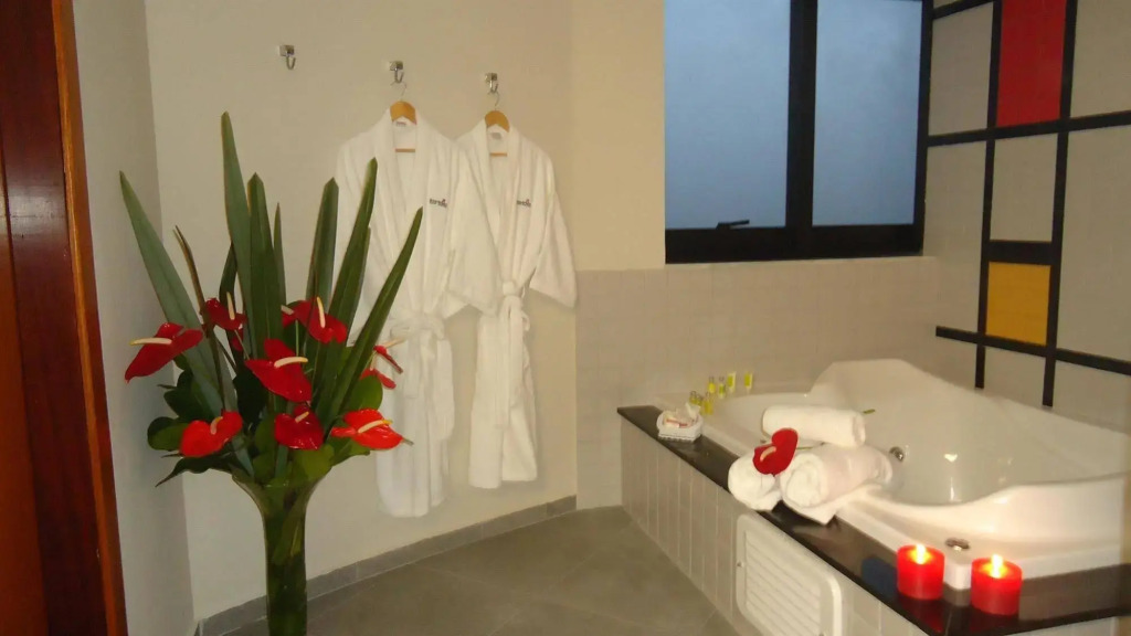 Mondrian Suite Hotel