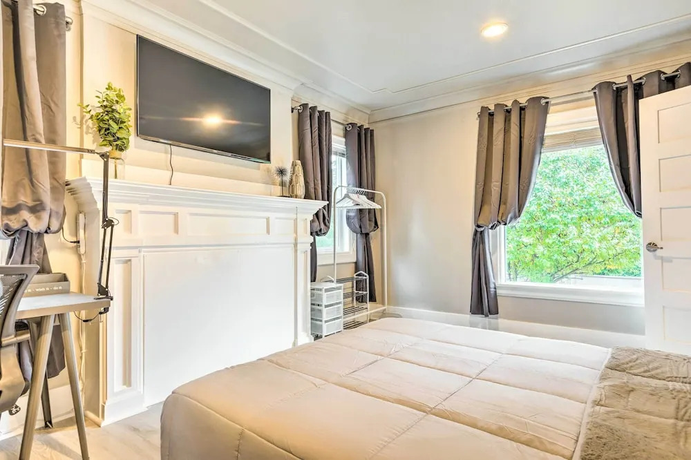 Seattle Home w/ Private Yard ~ 8 Mi to Dtwn!