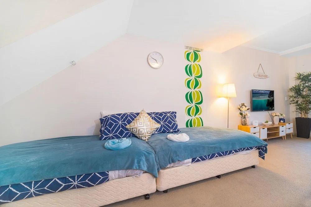 Near Airport & Train Station Stylish Two-Story Apartment