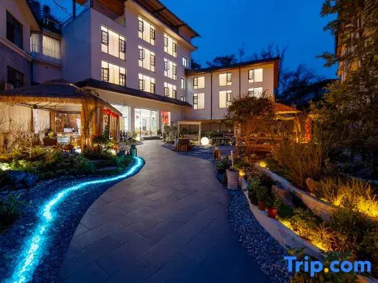 Yuncijian Private Hot Spring Homestay (Emeishan Baoguo Temple Tourist Center)