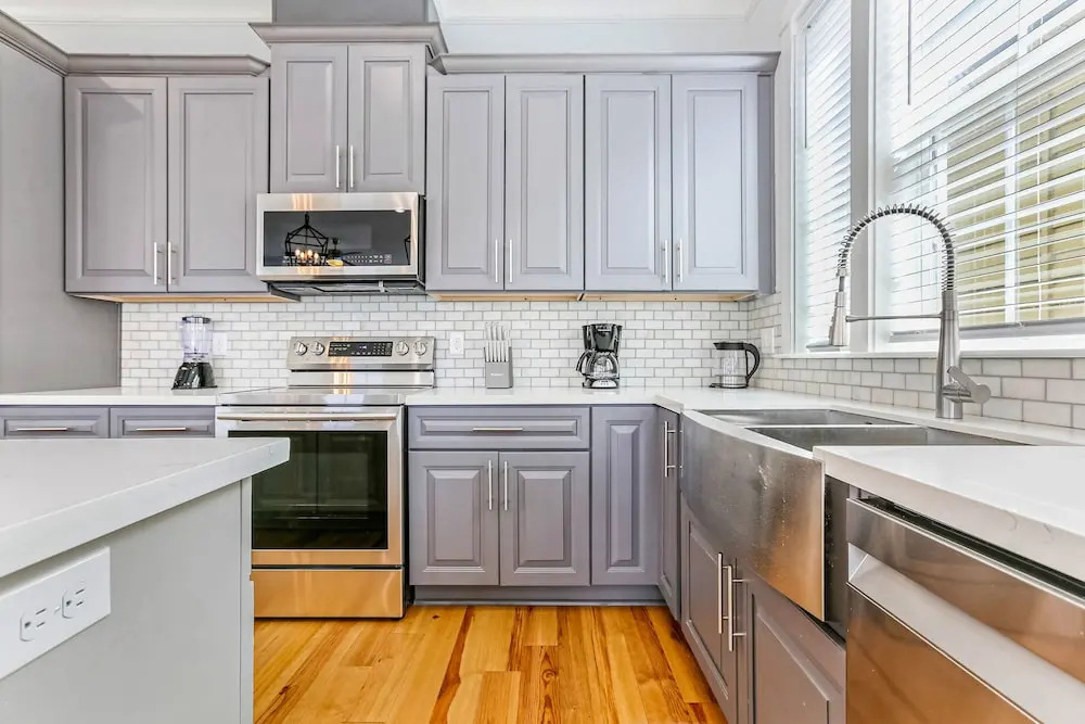 Chic 4 BR Condo - Large Pool - Perfect Location