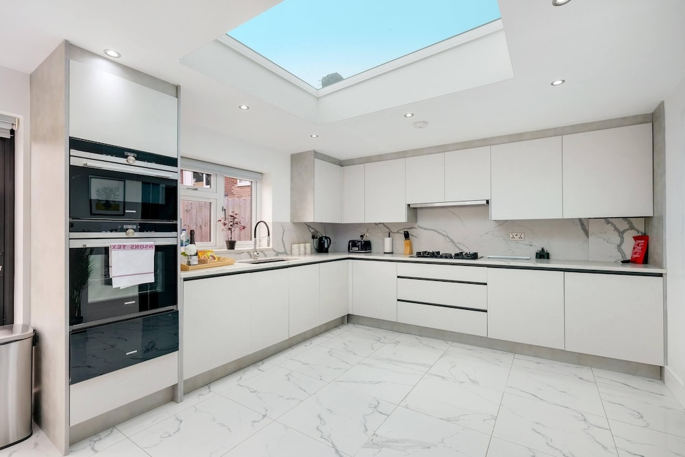 Stunning 5 Bedroom, 3 Bathroom Home in Windsor
