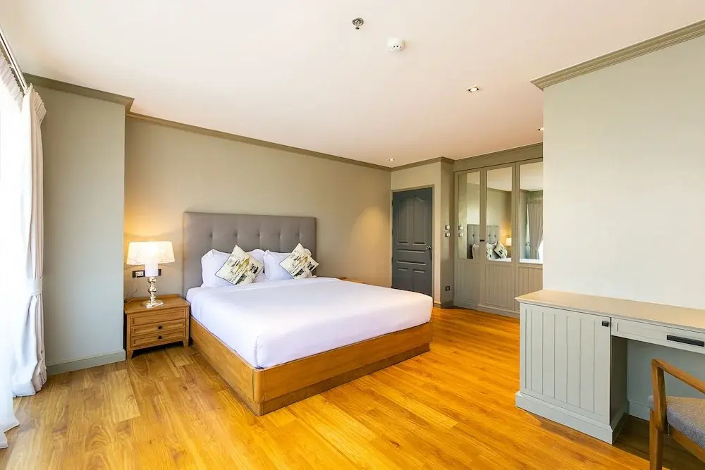 Your Private Oasis Stylish 2br With Spacious Living Room and Pool Access