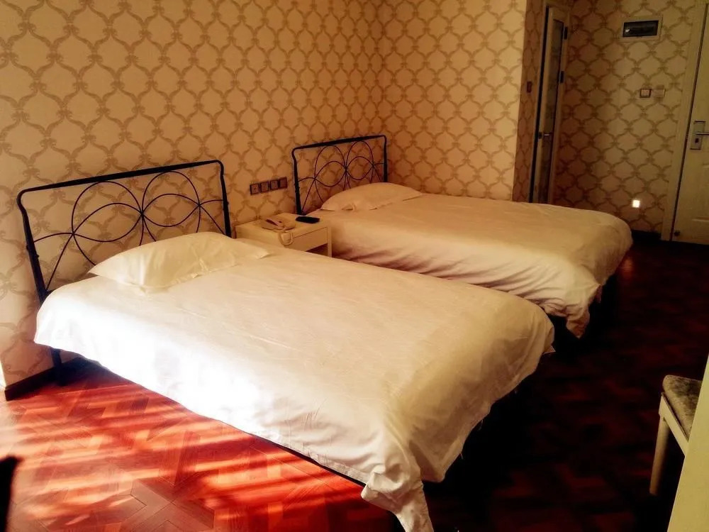 Longbai Business Hotel