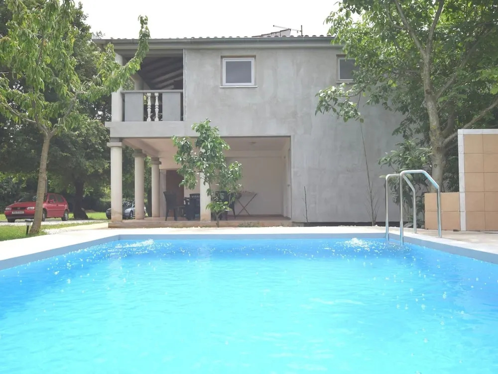 Modern Apartment in Banjole with Pool