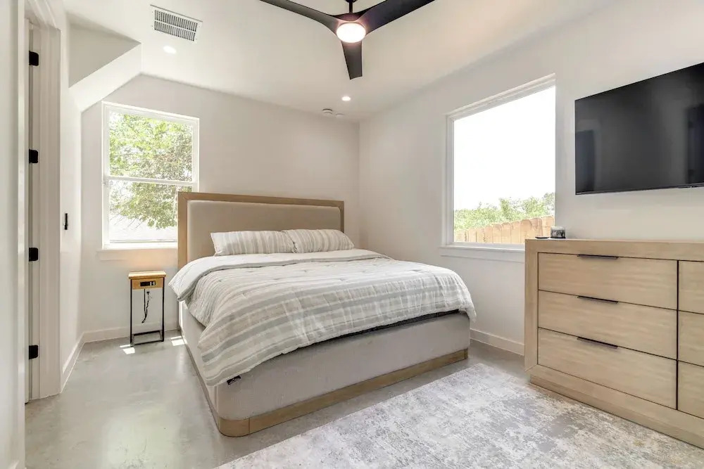 Near Restaurants & Parks: Home 3 Mi to Dtwn Austin