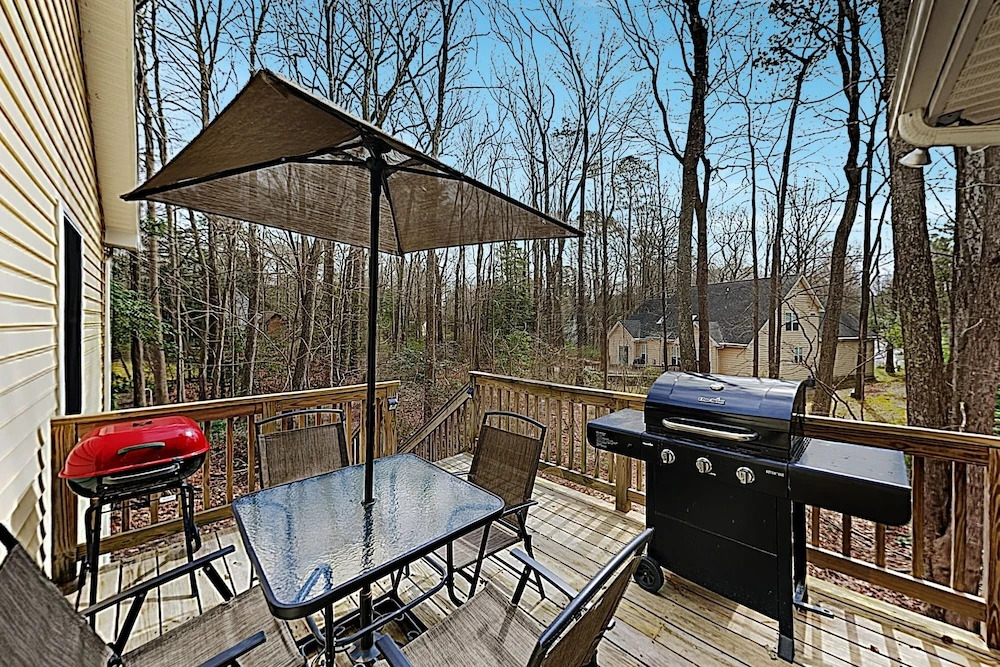New Listing! Choice Getaway - 5 Pools & Beach Club 3 Bedroom Home