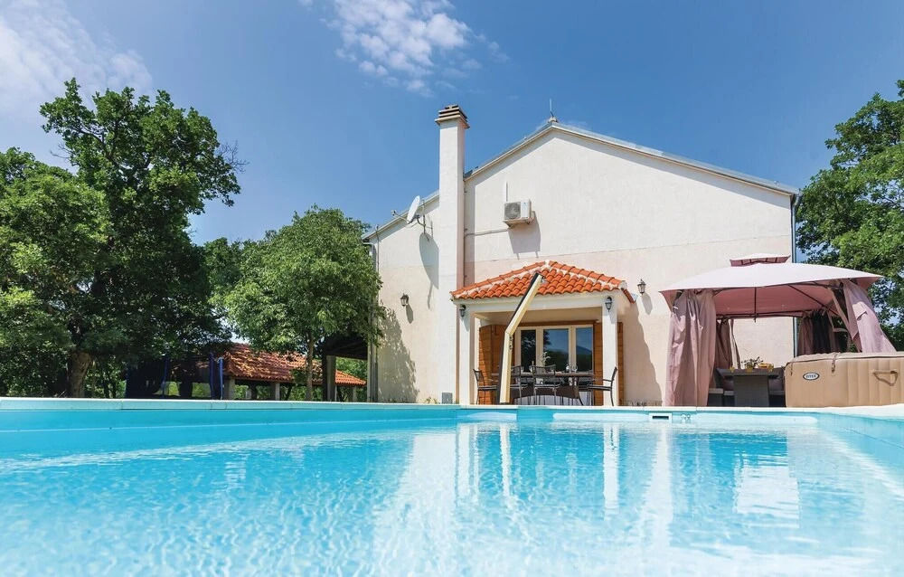 Amazing Home in Lozovac with Hot Tub, WiFi & 4 Bedrooms