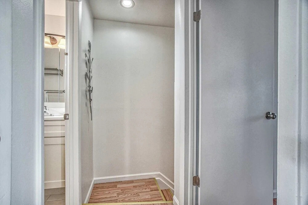 2bdcentrally Locatedclose to Shops & Restaurants!