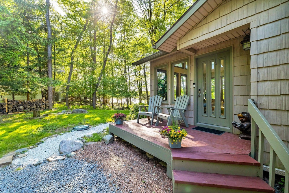 Lakefront Poconos Retreat w Hot Tub Dog Friendly