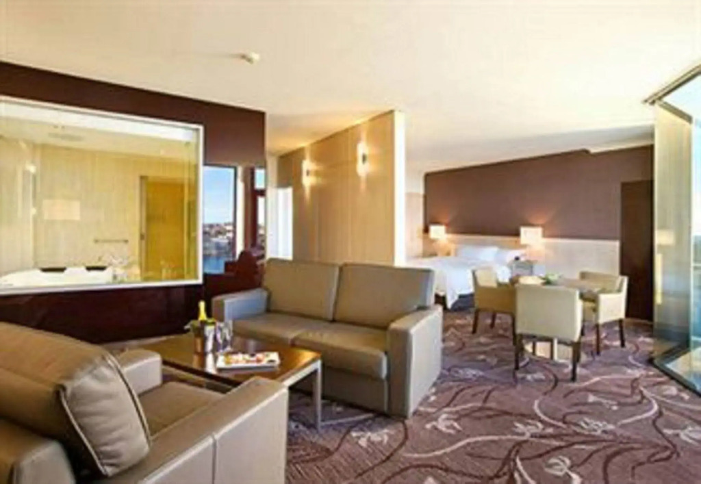 Lakes Hotel