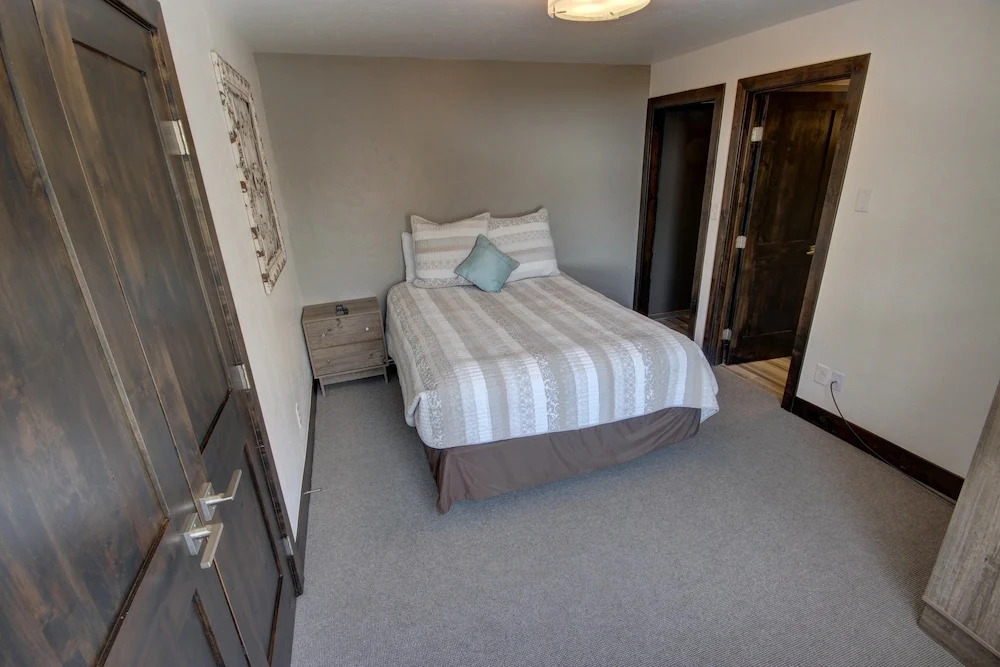 Wild Irishman 1064b by Summitcove Vacation Lodging