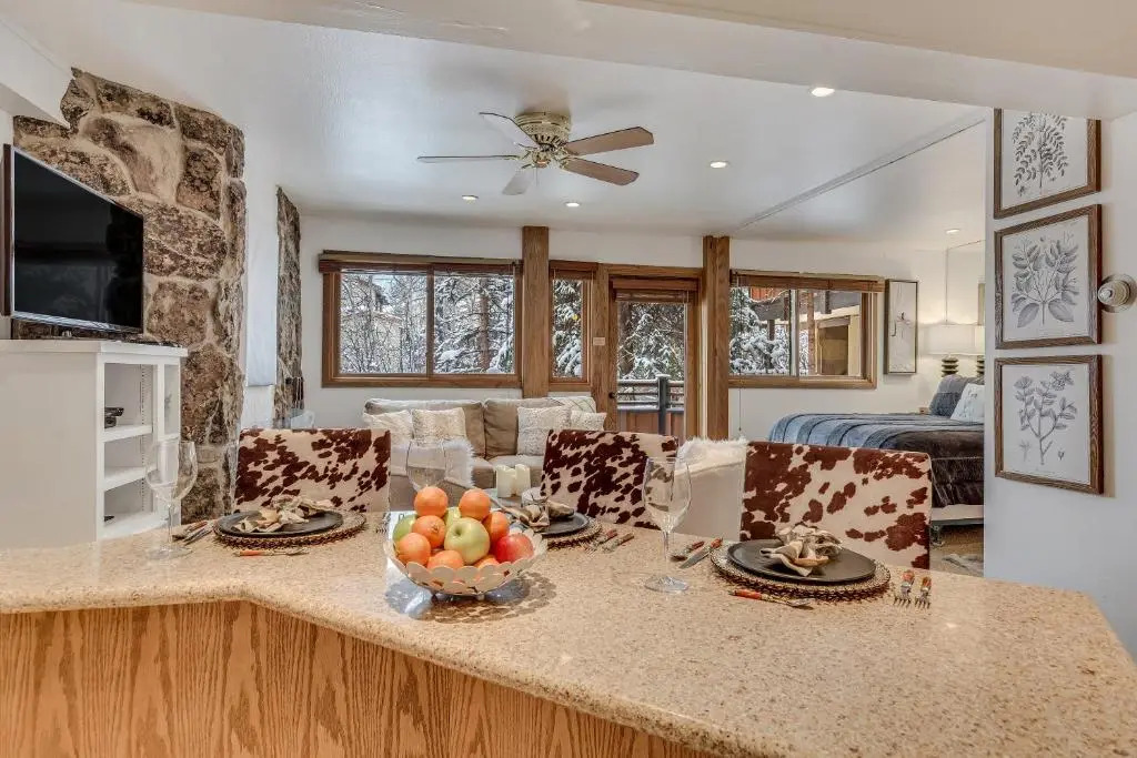 Laurelwood Condominiums Studio Premier Unit 304