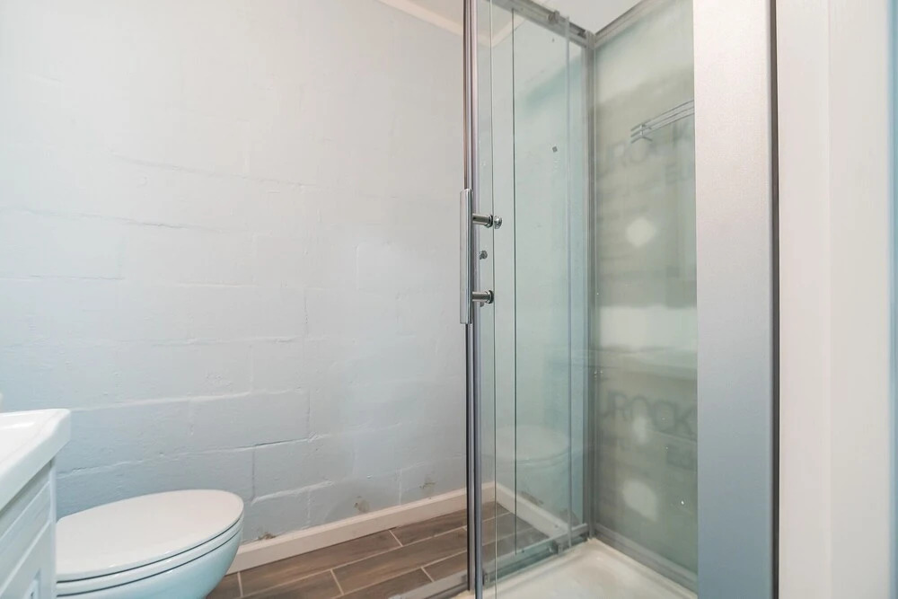 Newly Renovated Luxury Apartment Near Coffee Shops & More! 2 Bedroom Apts by Redawning