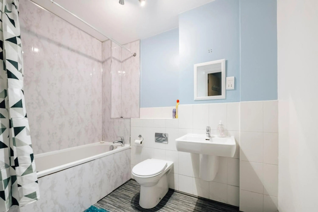 Lloyd St Apartment