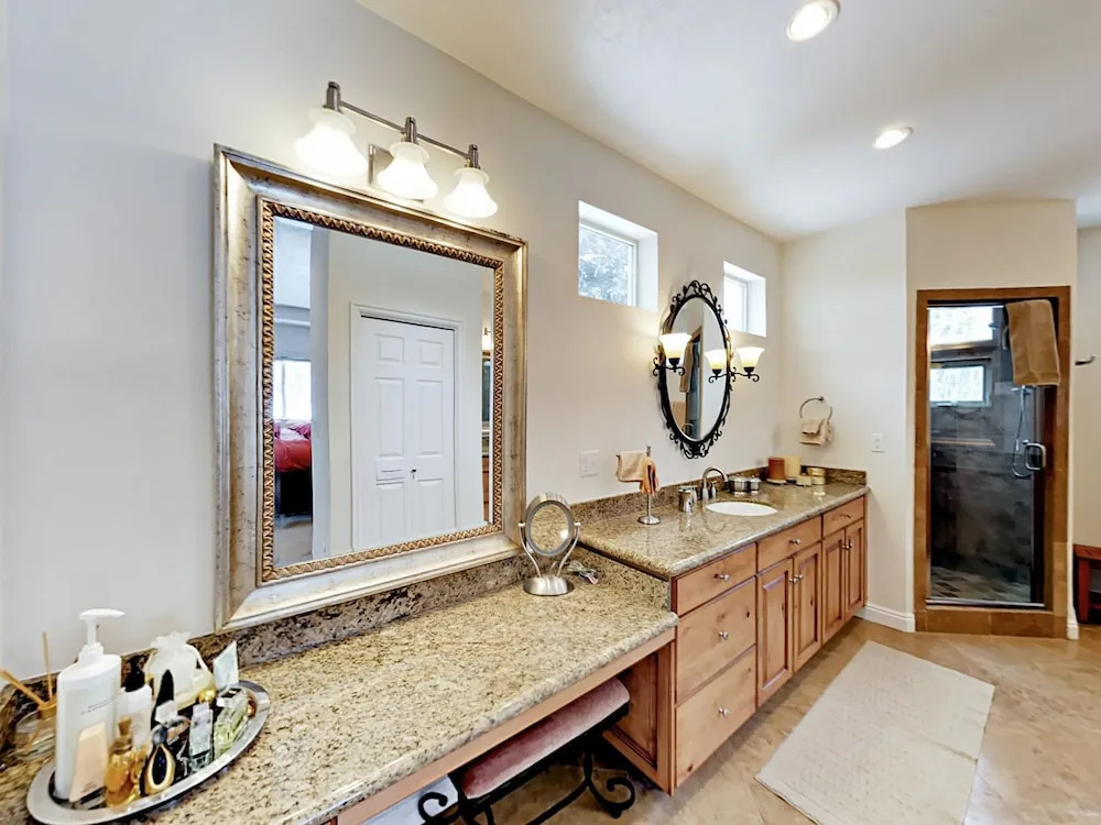 Large Near Shuttle To Slopes & Sundance 5 Bedroom Home