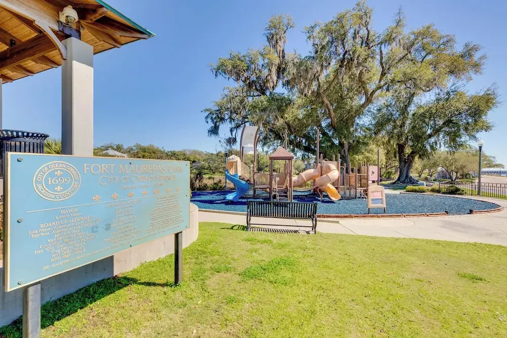 Harbor Oaks Haven: Walk to Front Beach & Downtown!