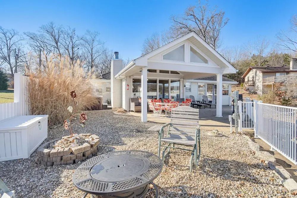 Private Hot Tub, Fire Pit! Lakefront Ozarks Escape