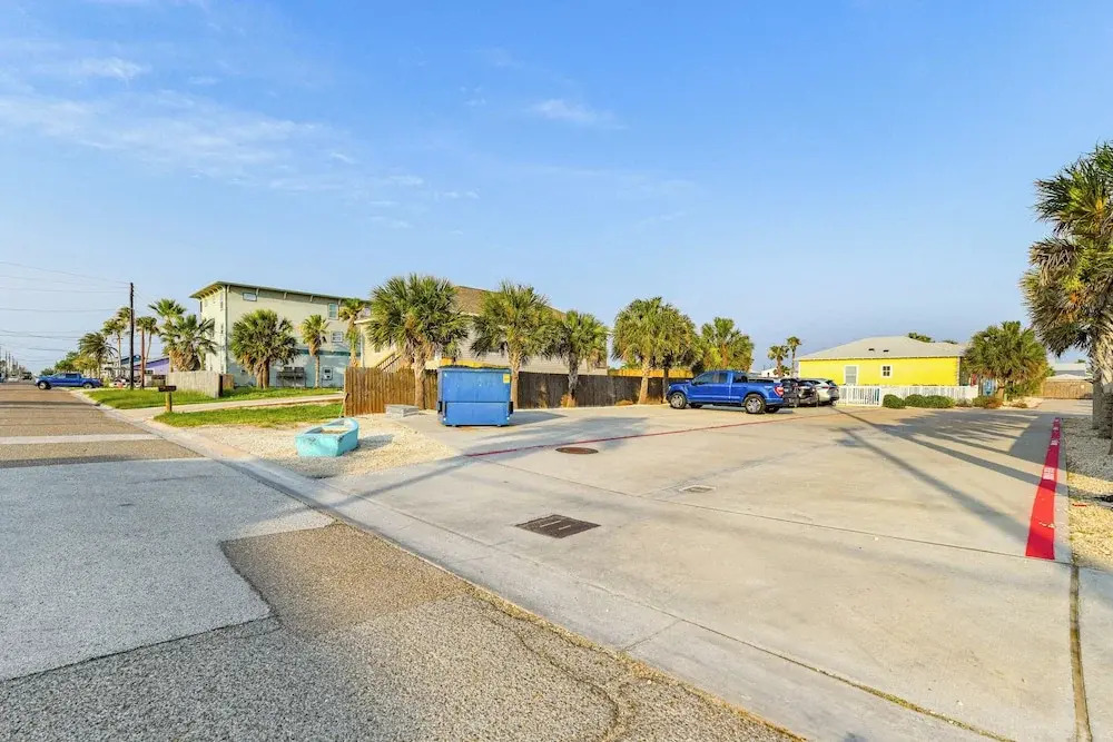 2 Blocks to Beach Surf Station in Port Aransas
