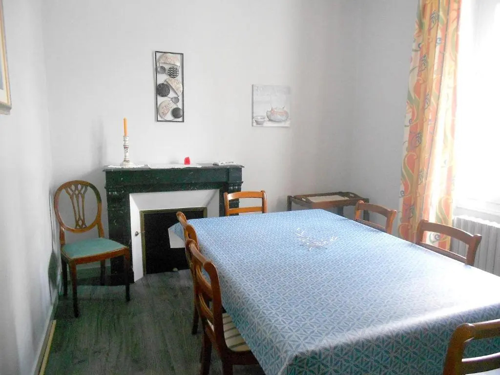 House With 3 Bedrooms in Airvault, With Enclosed Garden and Wifi