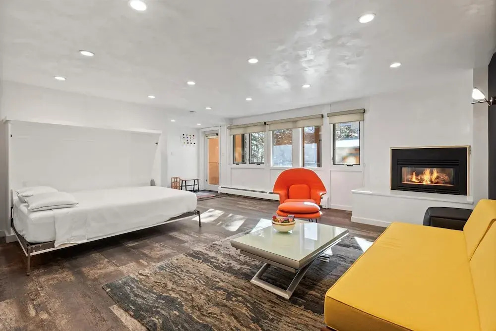Downtown Aspen Studio Steps to Gondola & Trails - 305A