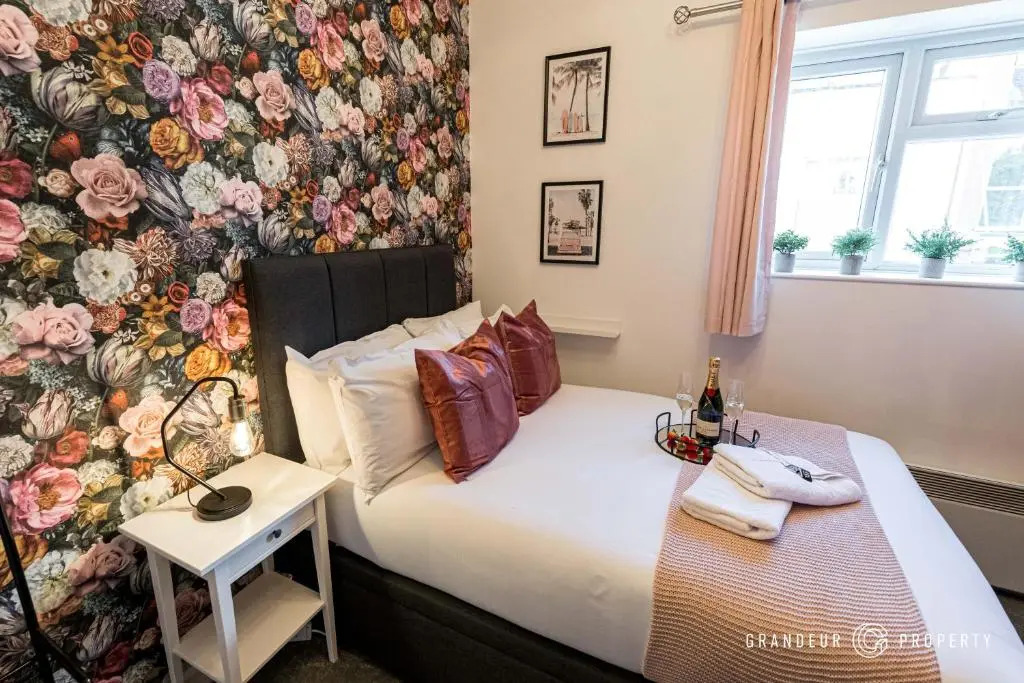 Lovely 2-Bedroom Flat with Parking , Free WiFi
