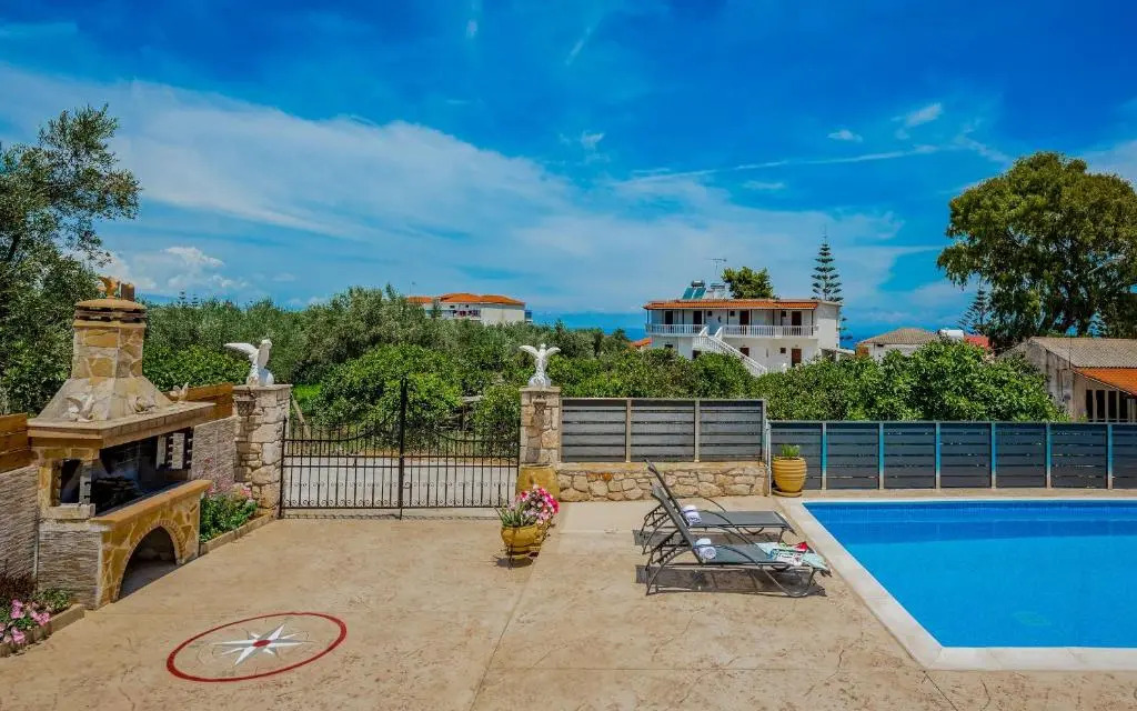Costas Studios - 450m from Argassi center, by ZanteWize