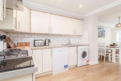3 Queens Gardens Sea View Apartment