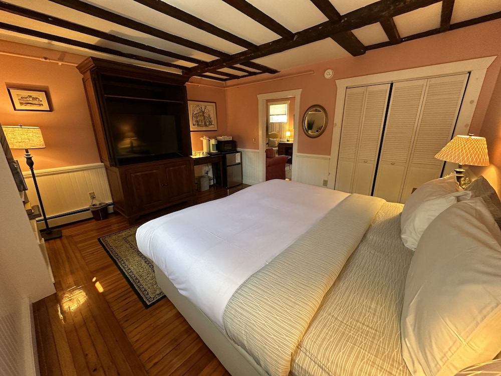 Exposed Beam One Bedroom Suite Downtown Newport #15 1 Home