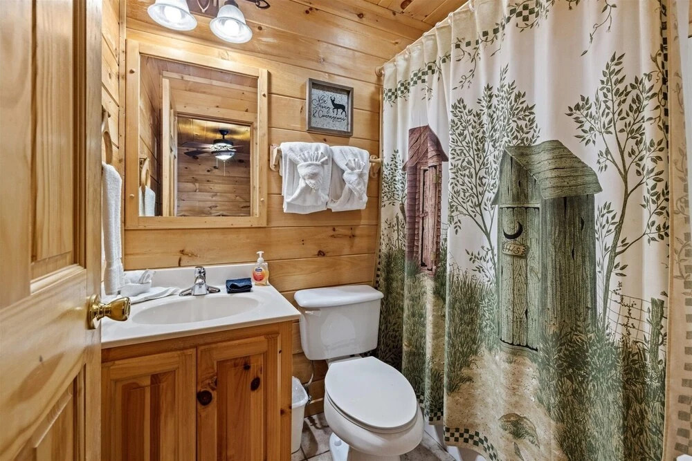 Big Bear Lodge 4 Bedroom Cabin by RedAwning