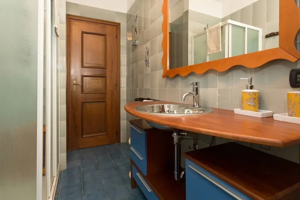 Beautiful Villa, Wifi, Bbq, Private Garden, Short Walk to Lakeside, Beach and Restaurants