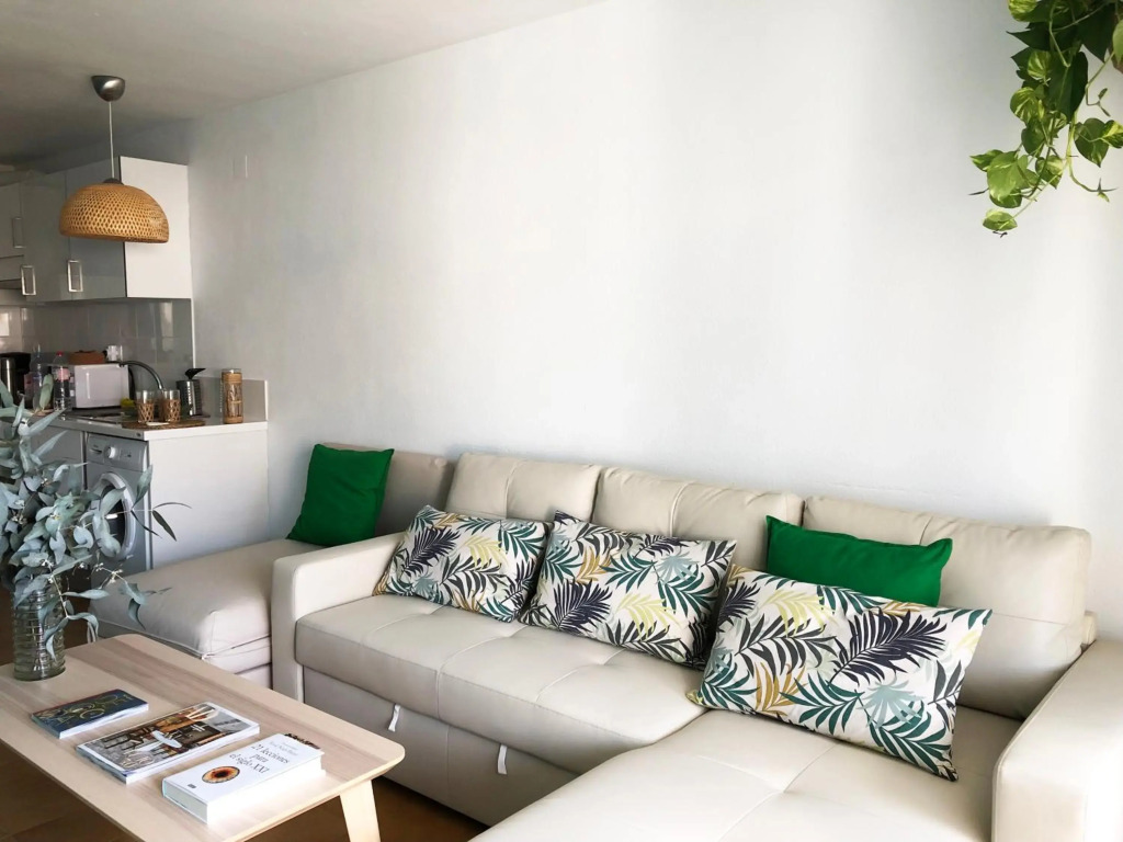New Stunning Seaview Apartment with lovely balcony