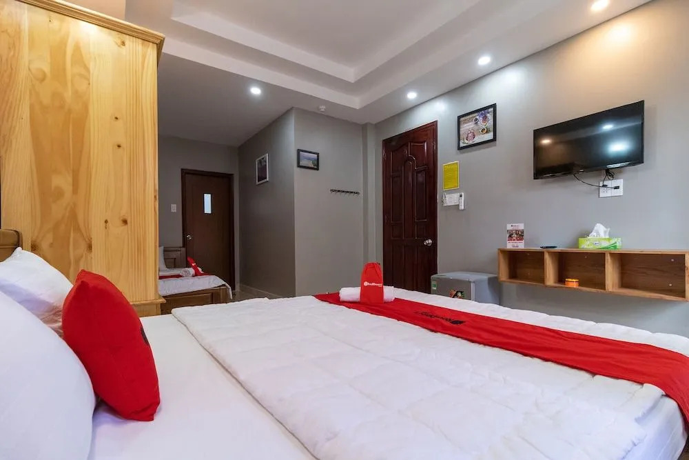 RedDoorz Plus near Vincom Go Vap 3