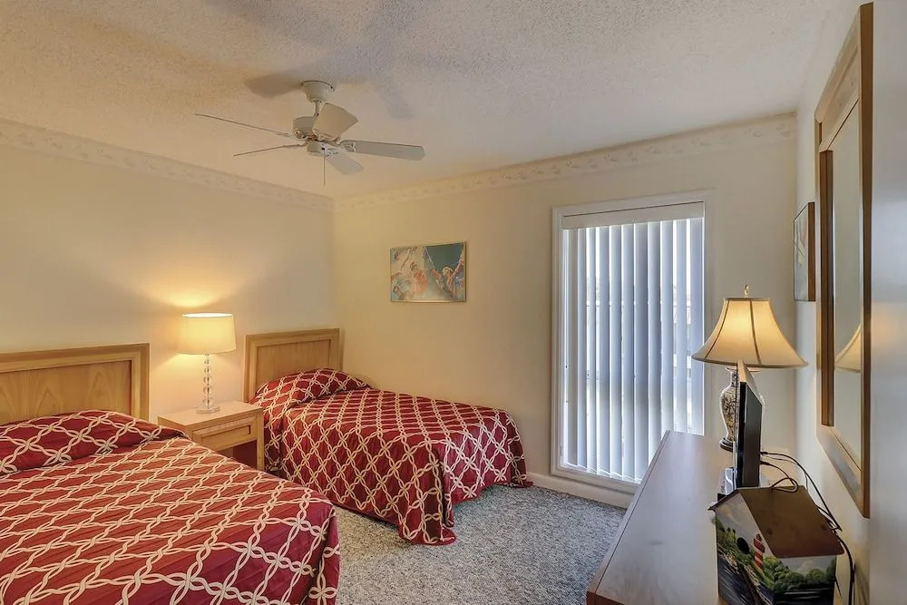 Shorewood 507 by RedAwning