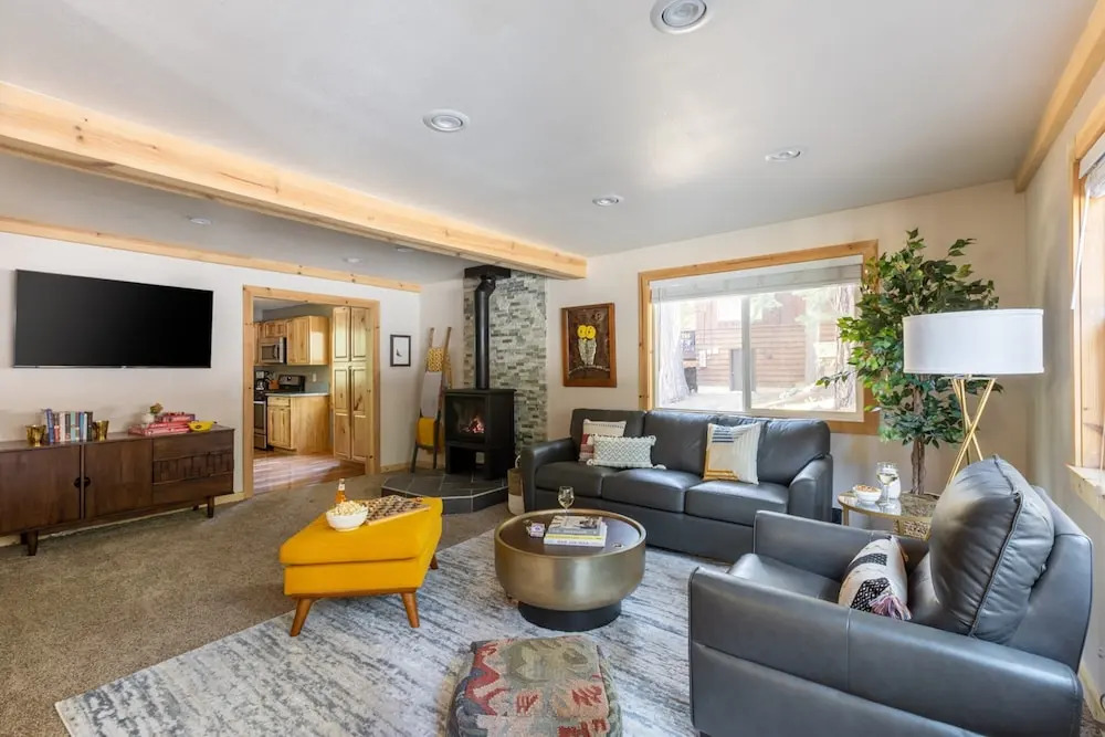 Sweet Pine Deck + Hot Tub, Cozy Modern Interior Close to Ski Resort!