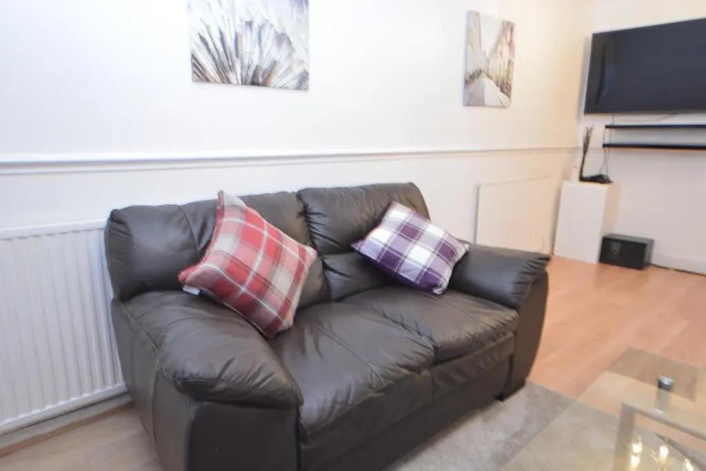 London Luxury 5 Bedroom House 2 min walk to the Tube Station